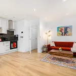 Deluxe 1 Bed Apartment London